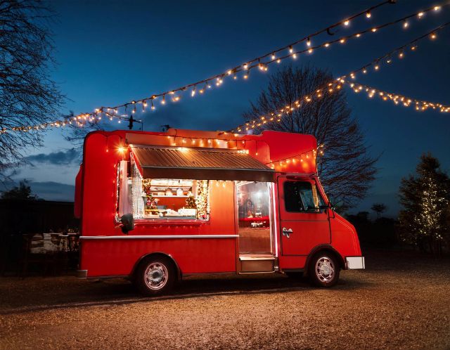 ストリングライト付きの赤いフードトラック