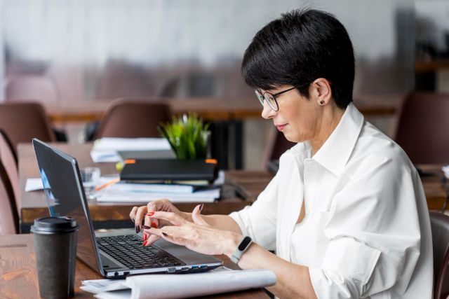 短い髪の女性の作業