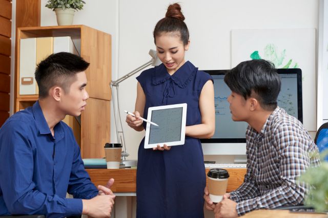 営業報告書を示すビジネス女性