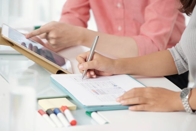 紙に何かを書く手