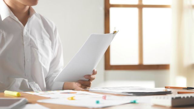 ドキュメントとデータを確認する人