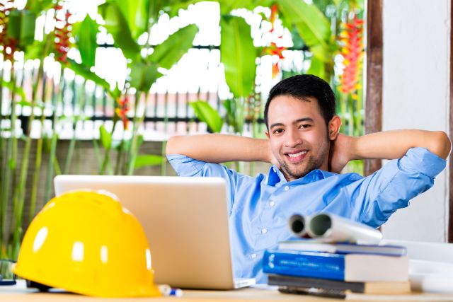 ノートパソコンの前の男性