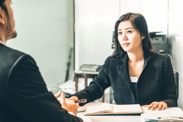 会議室で話し合う男女