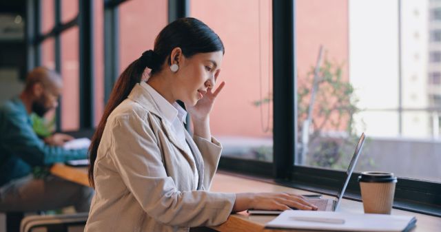 ノートを見る外国人女性
