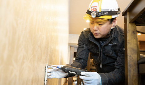 電気工事をする男性