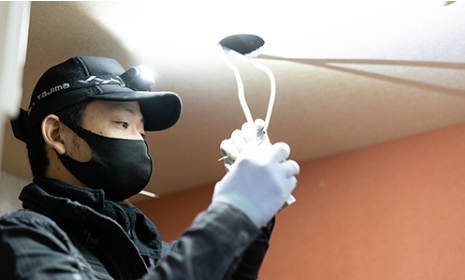 電気工事をする男性