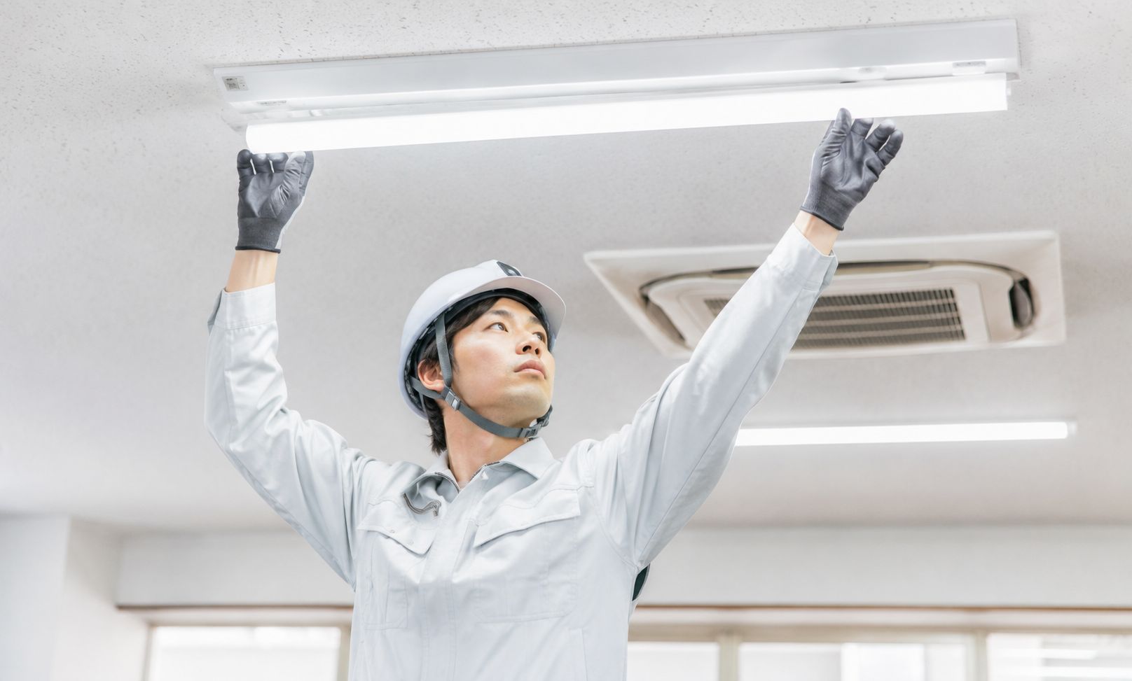 LED交換をしている男性