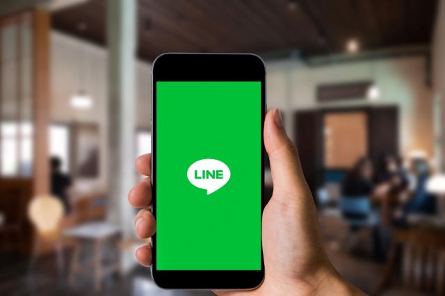 LINEが表示されたスマホ