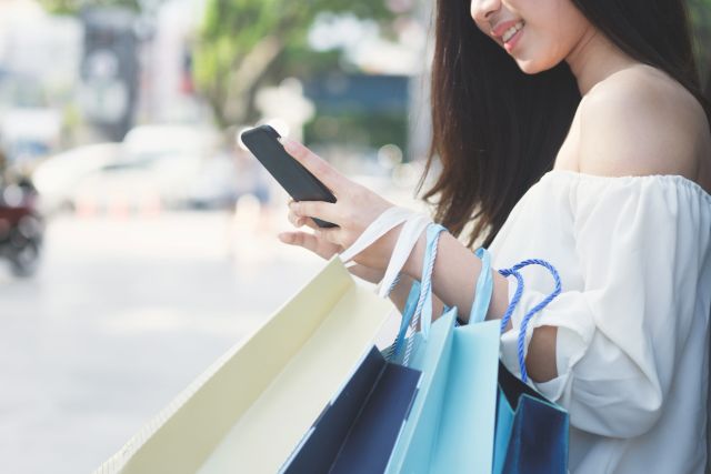 スマホを持つ女性