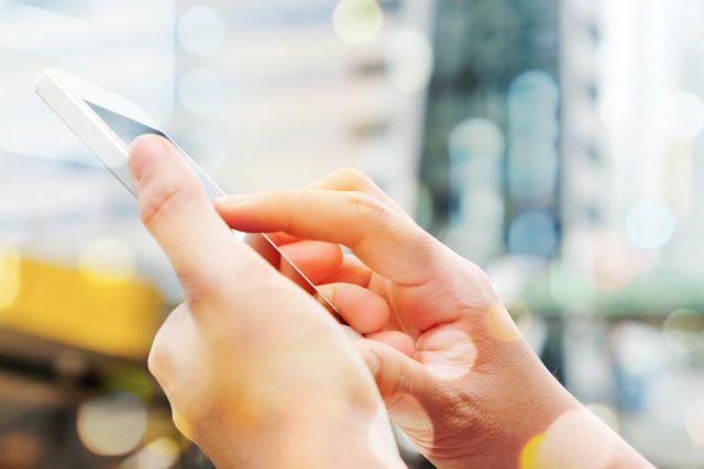 スマホを操作する手