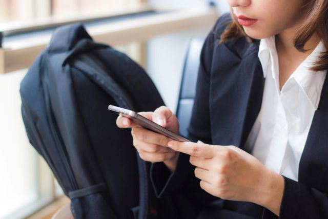 スマホを操作する女性