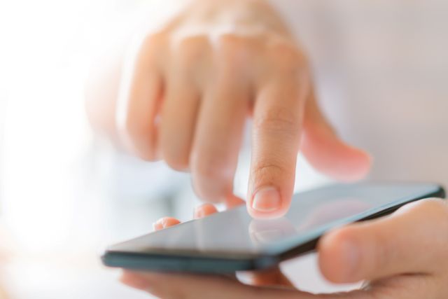 スマホを操作する指