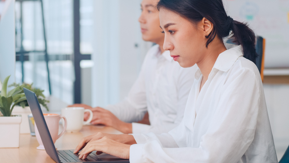 パソコンのキーボードを叩く女性