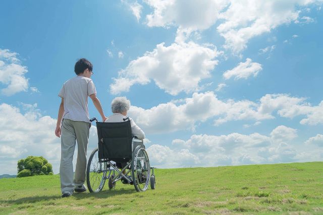 車椅子のおばあさんと男性