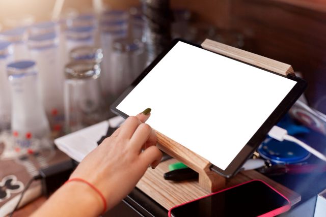 タブレットの画面に触れる指