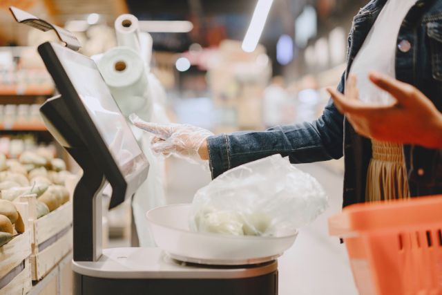セルフレジで食べ物を買う女性