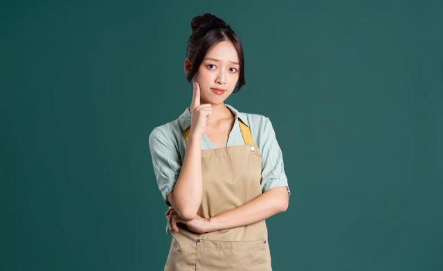 エプロン姿の女性